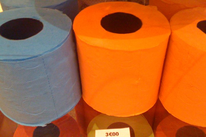 colored toilet paper with 3€ price tag
